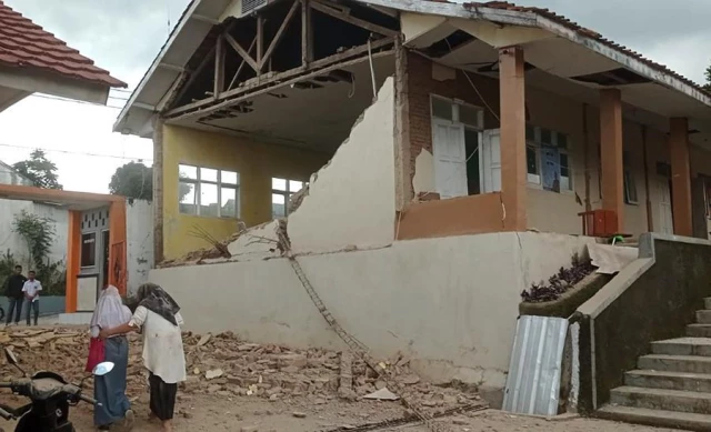Endonezya'daki Depremin İzleri Gün Yüzüne Çıkıyor