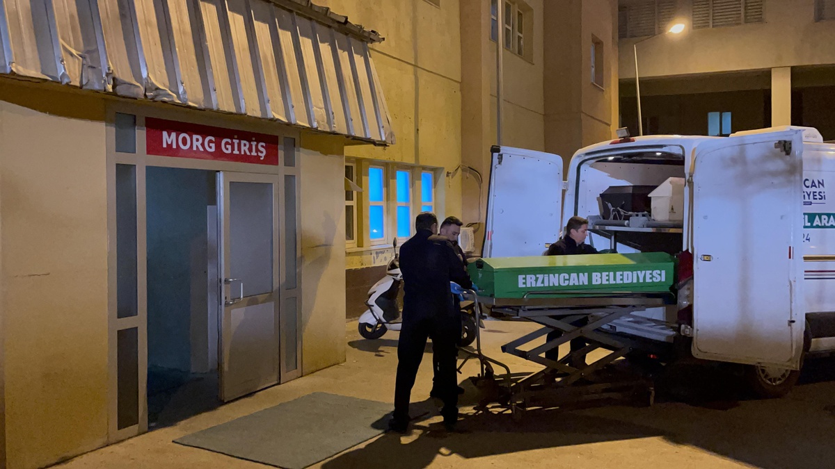 Erzincan\'da boğazı kesilmiş bir kişi, evinin ahırında ölü bulundu