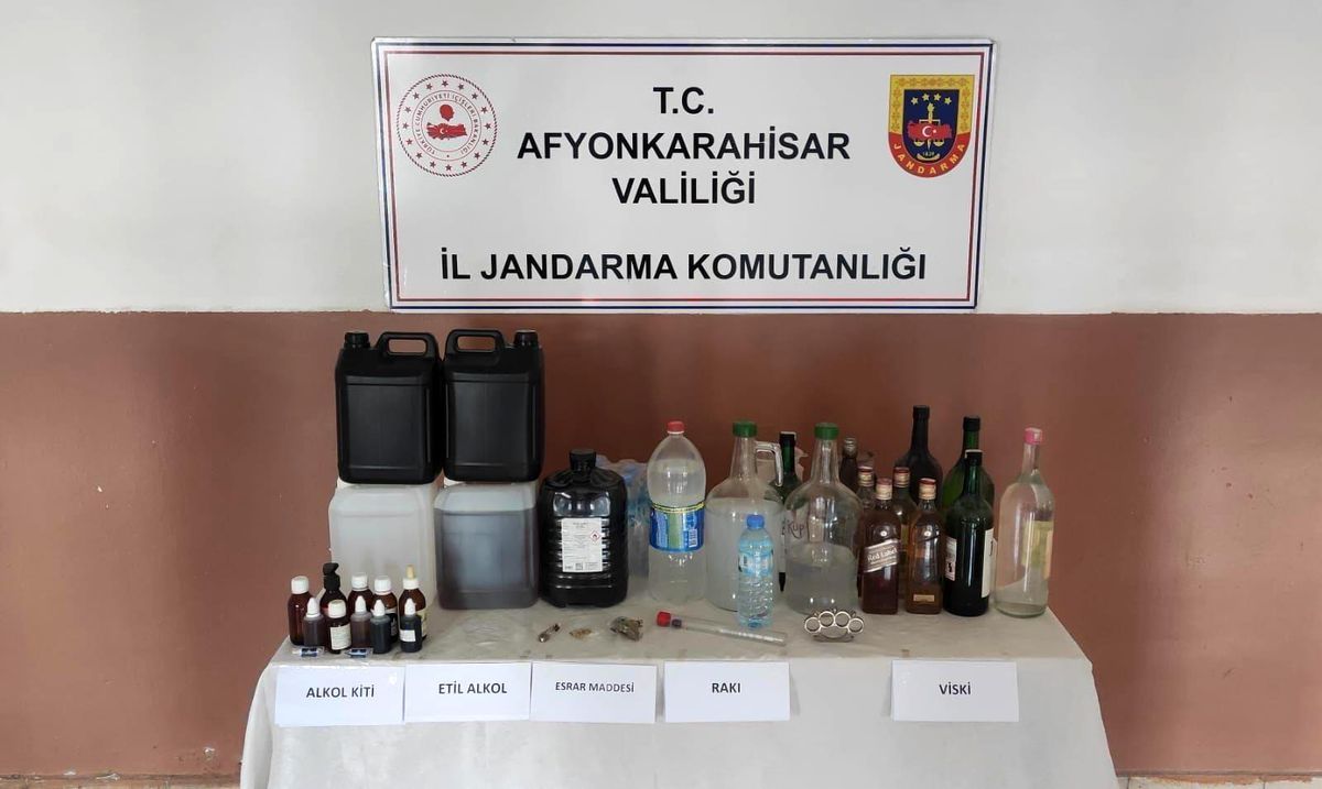 Evinde kaçak içki malzemeleri ile birlikte yakalandı