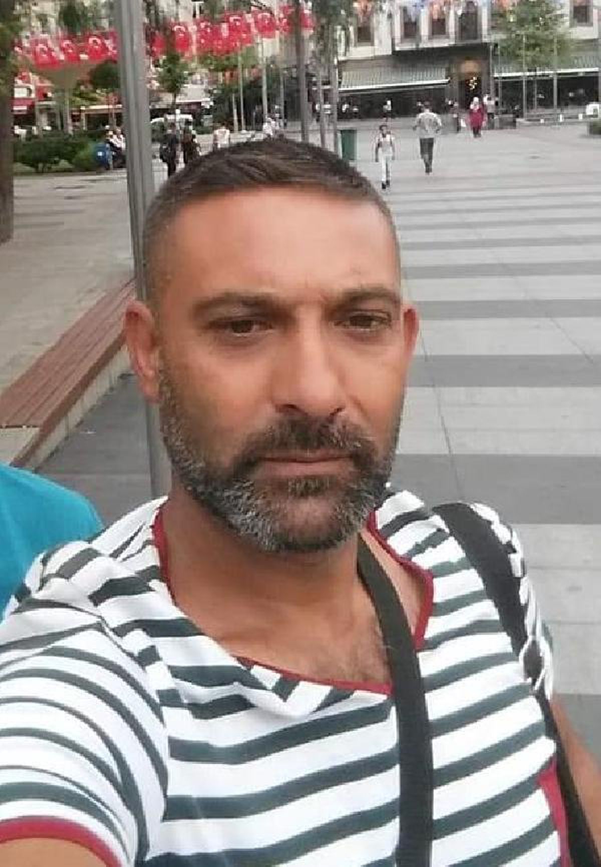 Gece vardiyasından çıktıktan sonra evinin önünde komşusu tarafından öldürüldü