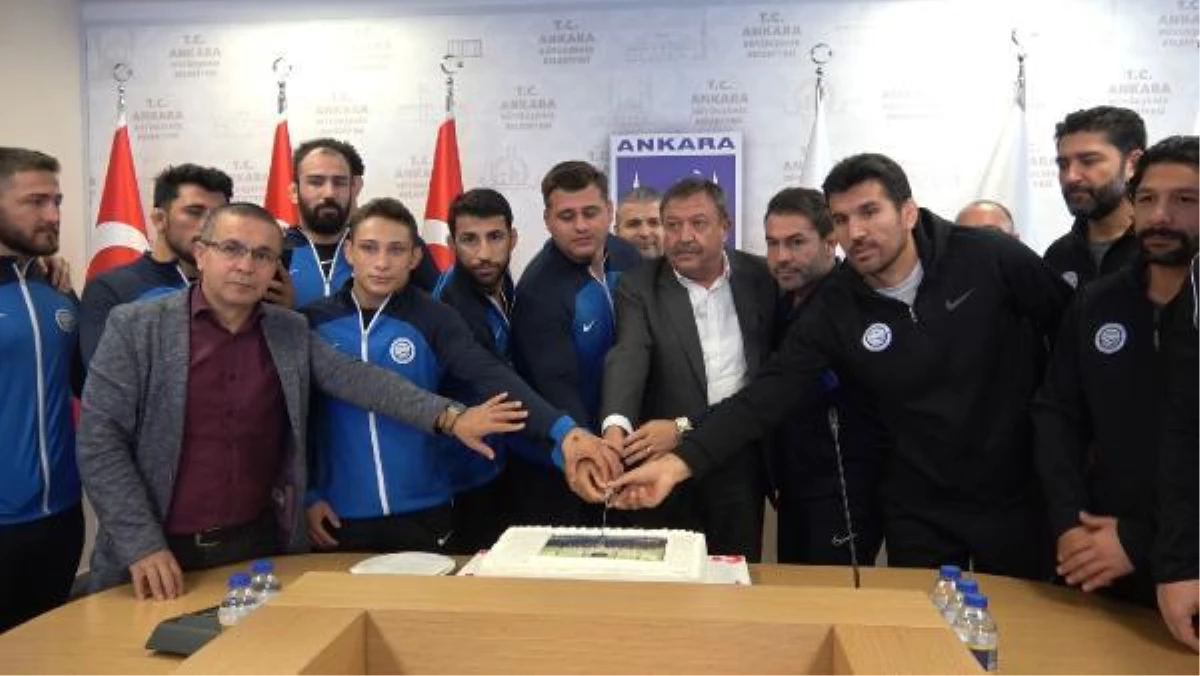 Grekoromende şampiyon olan ASKİ Spor\'dan Ankara Büyükşehir Belediyesi\'ne ziyaret