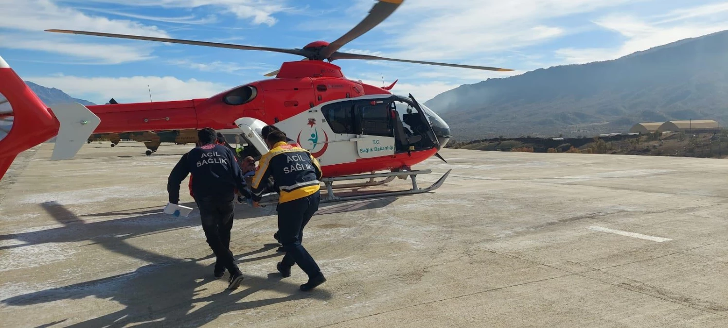 Hakkari\'de kalp krizi geçiren kişi ambulans helikopterle hastaneye ulaştırıldı