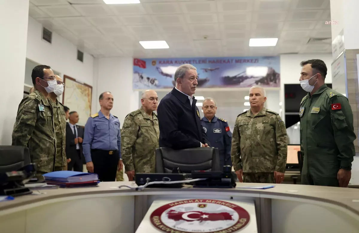 Hulusi Akar, Kuvvet Komutanlarıyla Birlikte Kara Kuvvetleri Harekat Merkezine Gitti