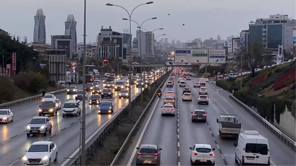 Okulların yeniden açılmasıyla birlikte İstanbul\'da trafik durma noktasına geldi