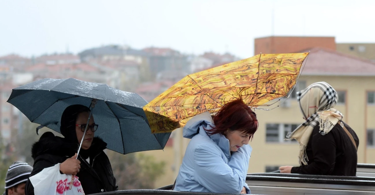Beklenen fırtına ve yağmur İstanbul\'u vurdu! Yarın akşama kadar sürecek