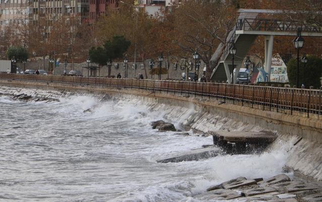 İstanbul'da yağmur ve şiddetli rüzgar başladı İstanbul'da yağmur ve şiddetli rüzgar başladı