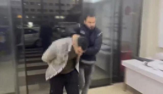 İstiklal Caddesi'nde infial yaratacak tarzda video çeken yabancı uyruklu şahıs gözaltına alındı İstiklal Caddesi'nde infial yaratacak tarzda video çeken yabancı uyruklu şahıs gözaltına alındı
