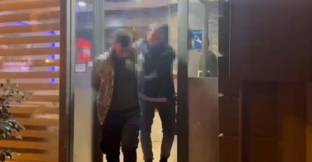 İstiklal Caddesi'nde infial yaratacak tarzda video çeken yabancı uyruklu şahıs gözaltına alındı İstiklal Caddesi'nde infial yaratacak tarzda video çeken yabancı uyruklu şahıs gözaltına alındı