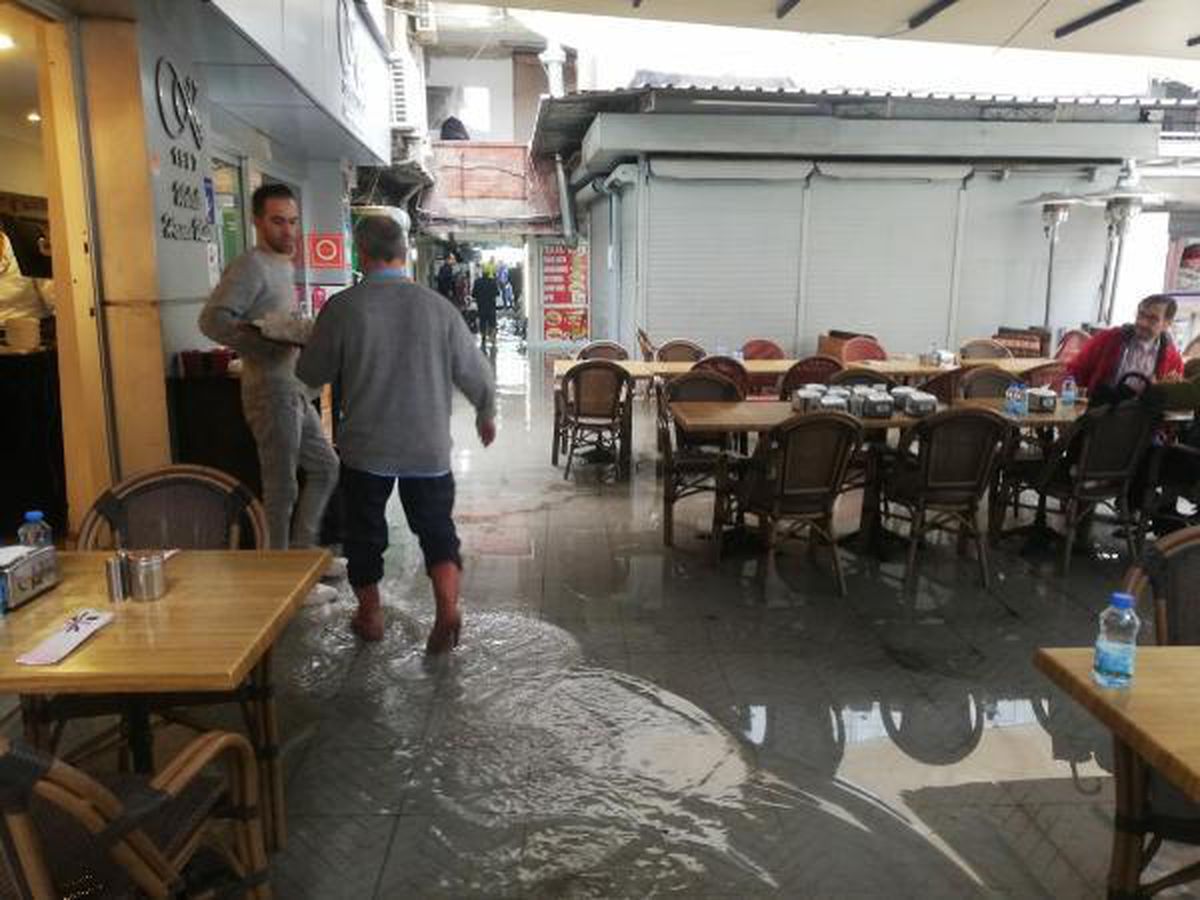 İzmir'de sağanak; Tarihi Kemeraltı Çarşısı'nı su bastı