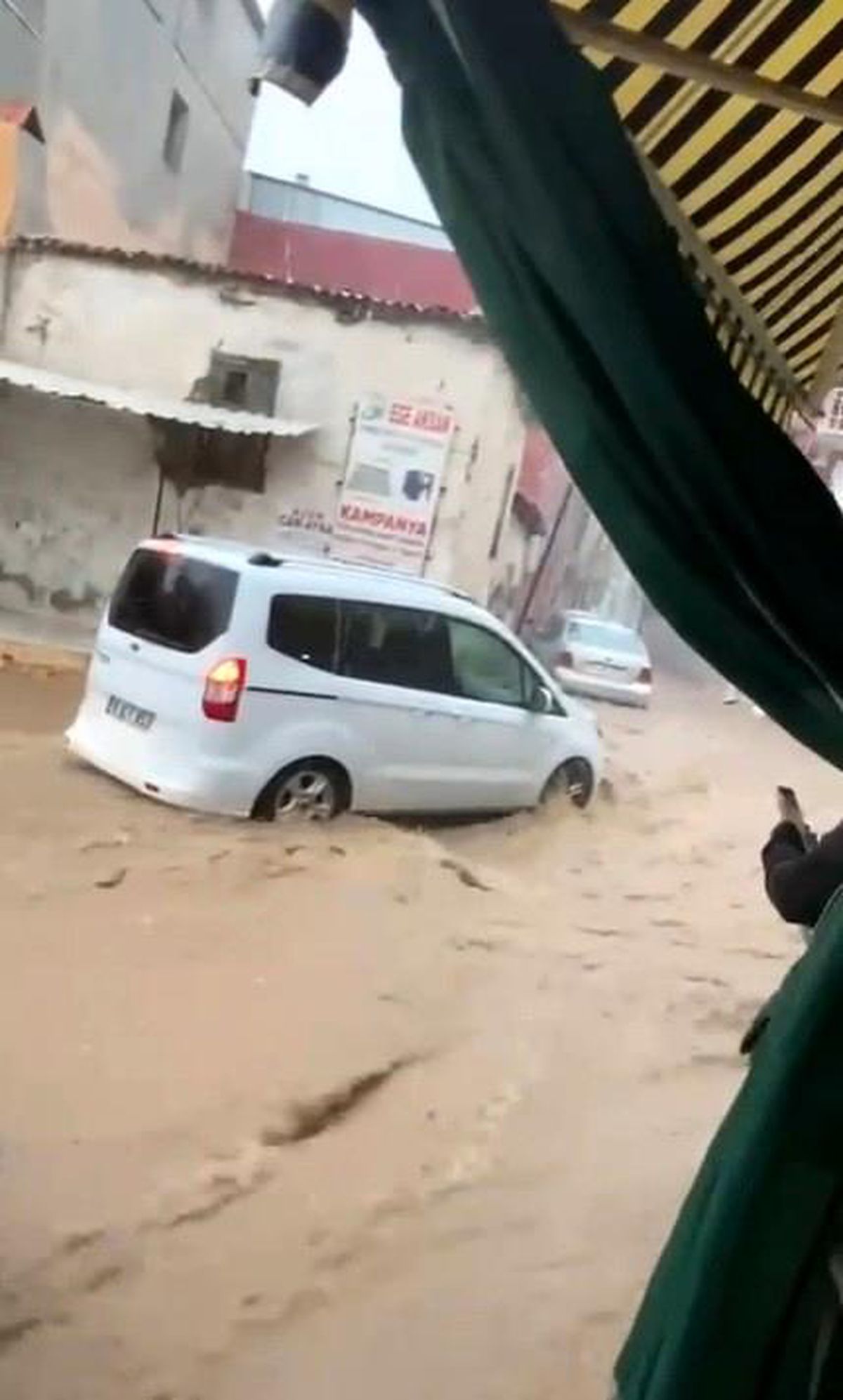 İzmir\'i yine sağanak vurdu