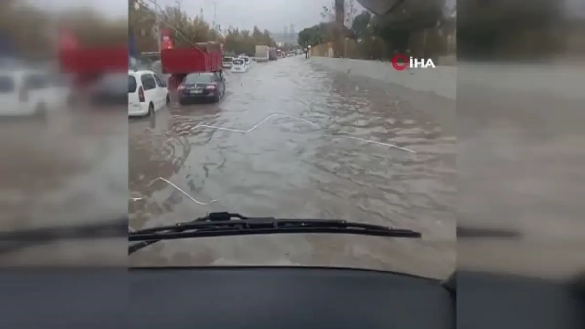 Bornova\'da sel suları otomobili böyle sürükledi, iş yerlerini su bastı