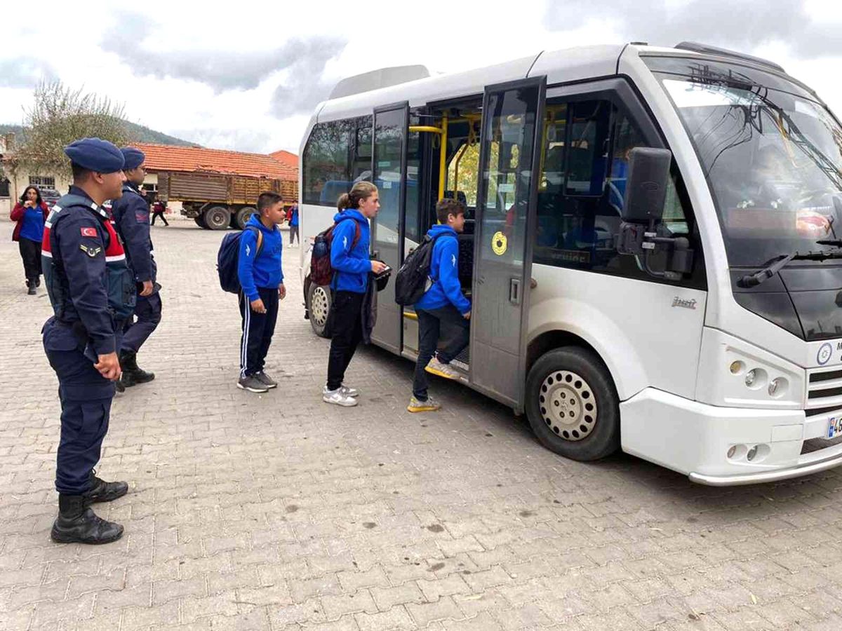 Jandarma\'dan okullar çevresinde ve servis araçlarında denetim