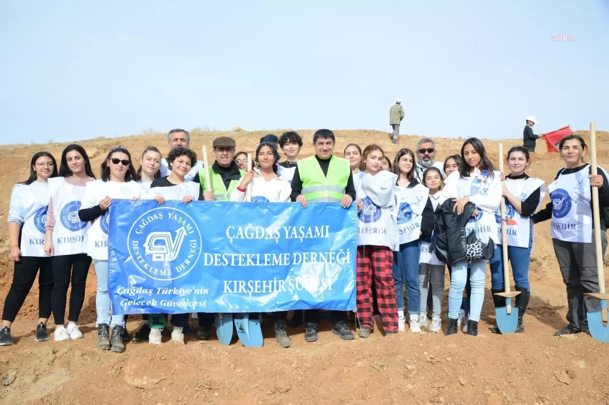 Kırşehir Belediyesi, Bahçelievler Mahallesi\'nde 6 Bin Fidanı Toprakla Buluşturdu