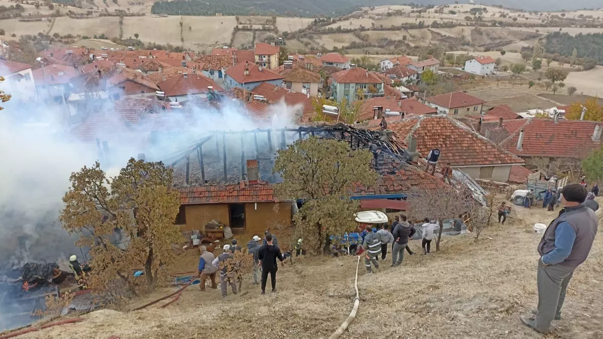 Kütahya\'da yangında iki ev ile odunluk kullanılamaz hale geldi