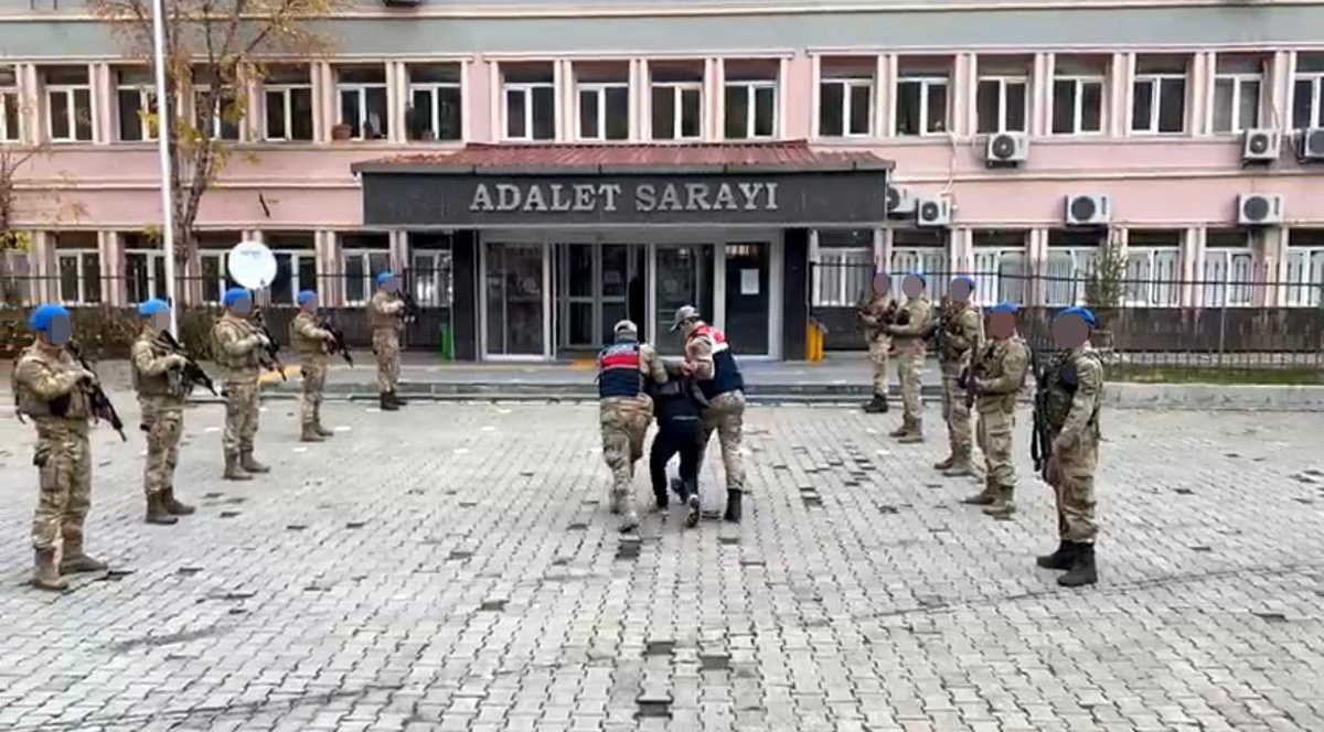 Muş\'ta yakalanan teröristin de aralarında bulunduğu 3 şüpheli tutuklandı