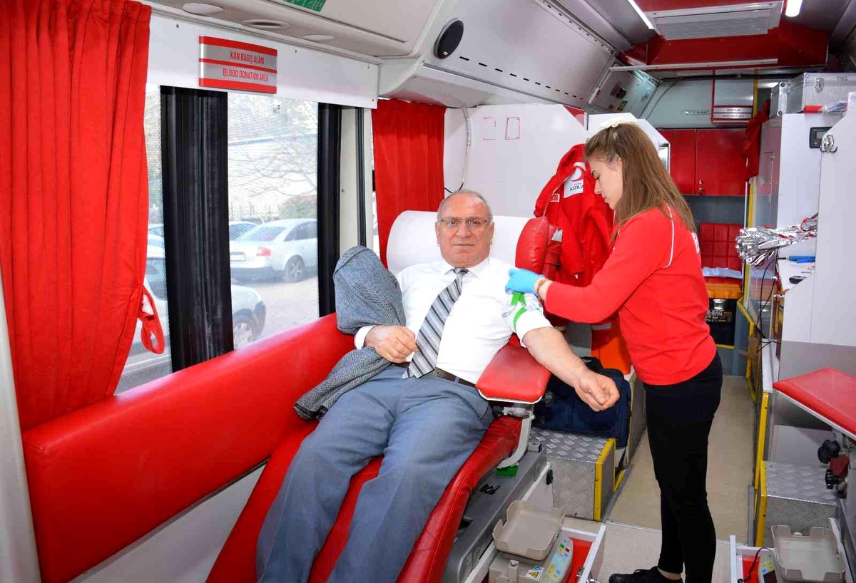 Öğretmenler hasta çocuklar için kan bağışında bulundu