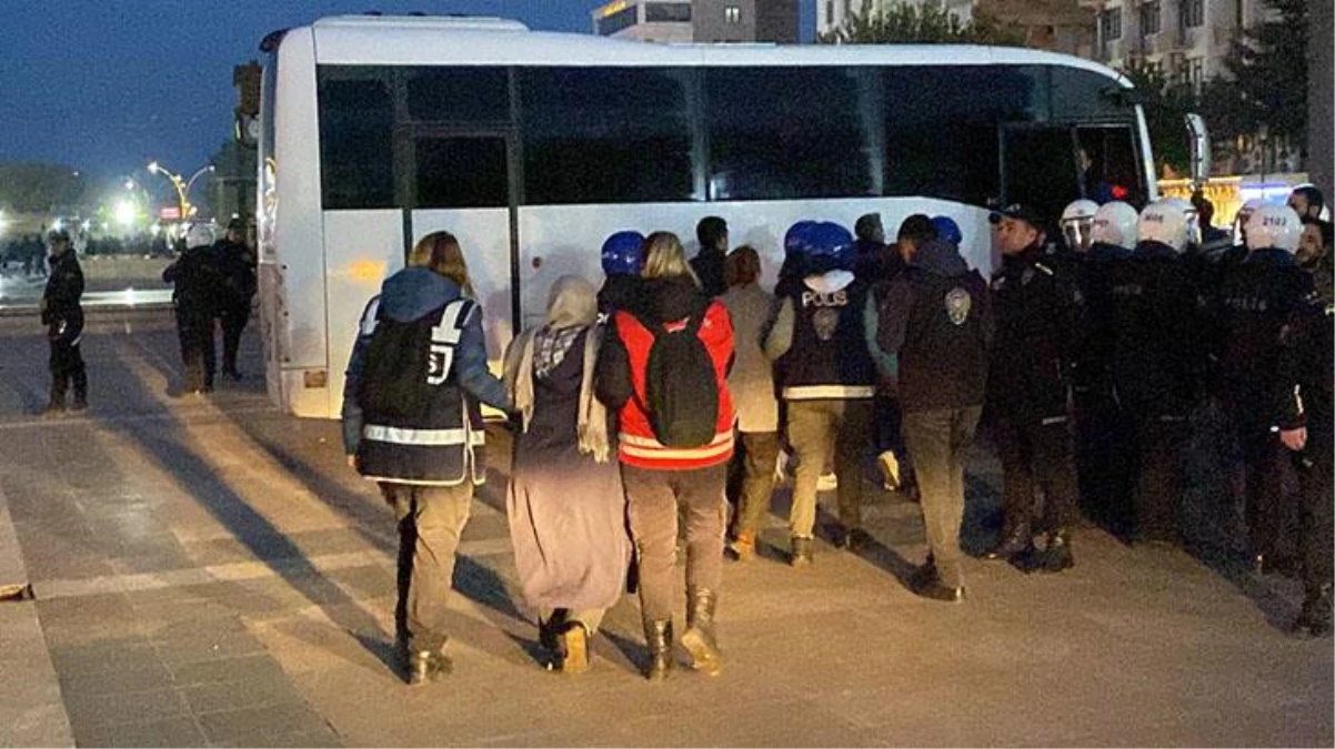 Diyarbakır\'da Pençe-Kılıç harekatını protesto için sokağa çıktılar! Aralarında HDP\'lilerin de olduğu 47 isim gözaltına alındı