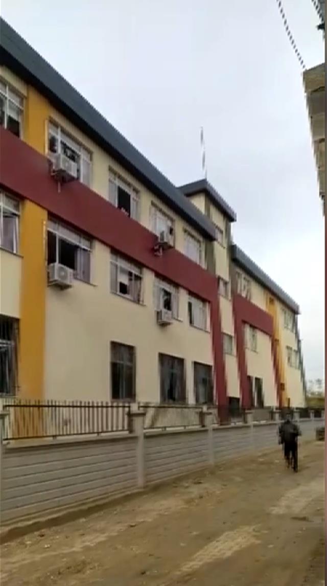 Terör örgütü tarafından fırlatılan roketinin isabet ettiği okuldan ilk görüntüler Terör örgütü tarafından fırlatılan roketinin isabet ettiği okuldan ilk görüntüler