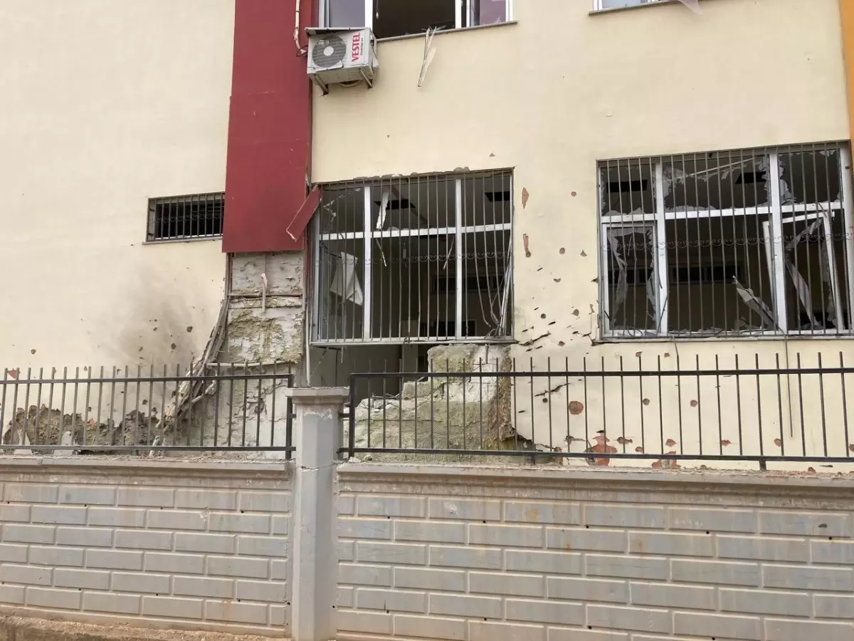 Gaziantep Valisi Davut Gül, terör örgütü tarafından Karkamış ilçesine 5 roket atıldığını, saldırıda 2 kişinin hayatını kaybettiğini, 6 kişinin...