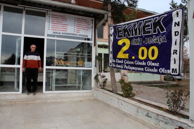 Türkiye'nin en ucuz ekmeğini satıyor: Benim günahım çok dua almak istiyorum Türkiye'nin en ucuz ekmeğini satıyor: Benim günahım çok dua almak istiyorum