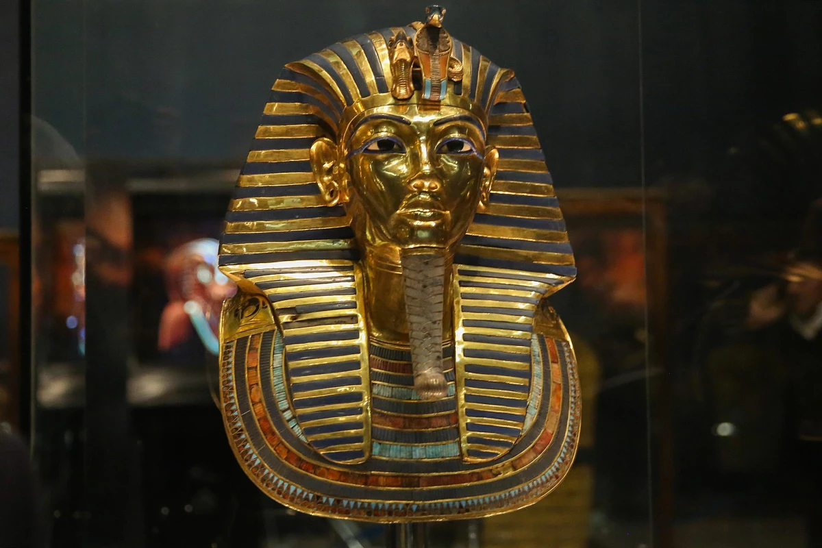 Tutankamon\'un hazineleri, mezarının keşfedilişinin 100. yılında tek müzede toplanıyor