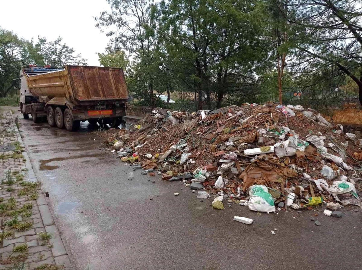 Tuzla Belediyesi zabıta ekiplerinden kaçak döküme suçüstü