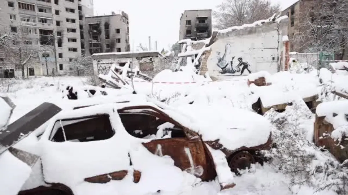 Ukrayna'da savaşın yıktığı binalarda Banksy grafitileri