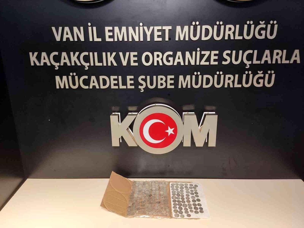 Van\'da gümrük kaçağı malzeme, uyuşturucu hap ve sikke ele geçirildi
