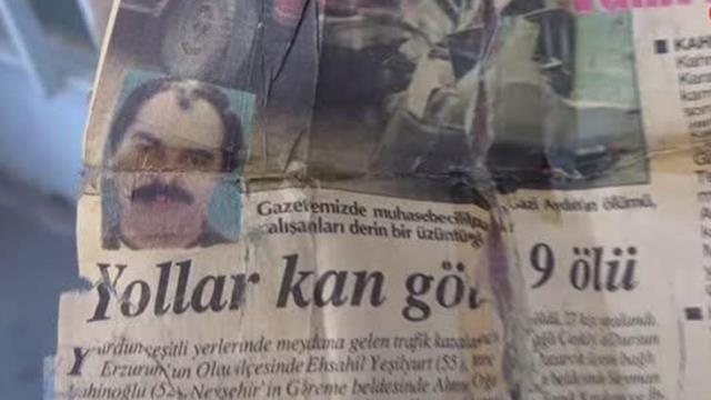 24 yıl önce hayatını kaybeden arkadaşının ölüm haberinin çıktığı gazete kupürünü cüzdanında saklıyor 24 yıl önce hayatını kaybeden arkadaşının ölüm haberinin çıktığı gazete kupürünü cüzdanında saklıyor