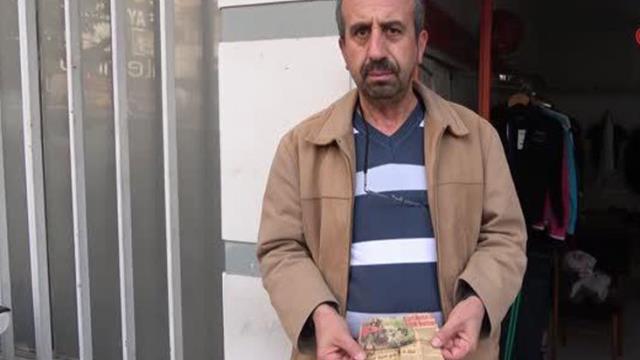 24 yıl önce hayatını kaybeden arkadaşının ölüm haberinin çıktığı gazete kupürünü cüzdanında saklıyor 24 yıl önce hayatını kaybeden arkadaşının ölüm haberinin çıktığı gazete kupürünü cüzdanında saklıyor