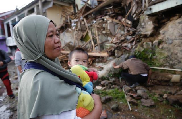 5,6'lık deprem Endonezya'yı yerle bir etti! Can kaybı 268'ye ulaşırken, ölenlerin çoğunun öğrenci olduğu açıklandı