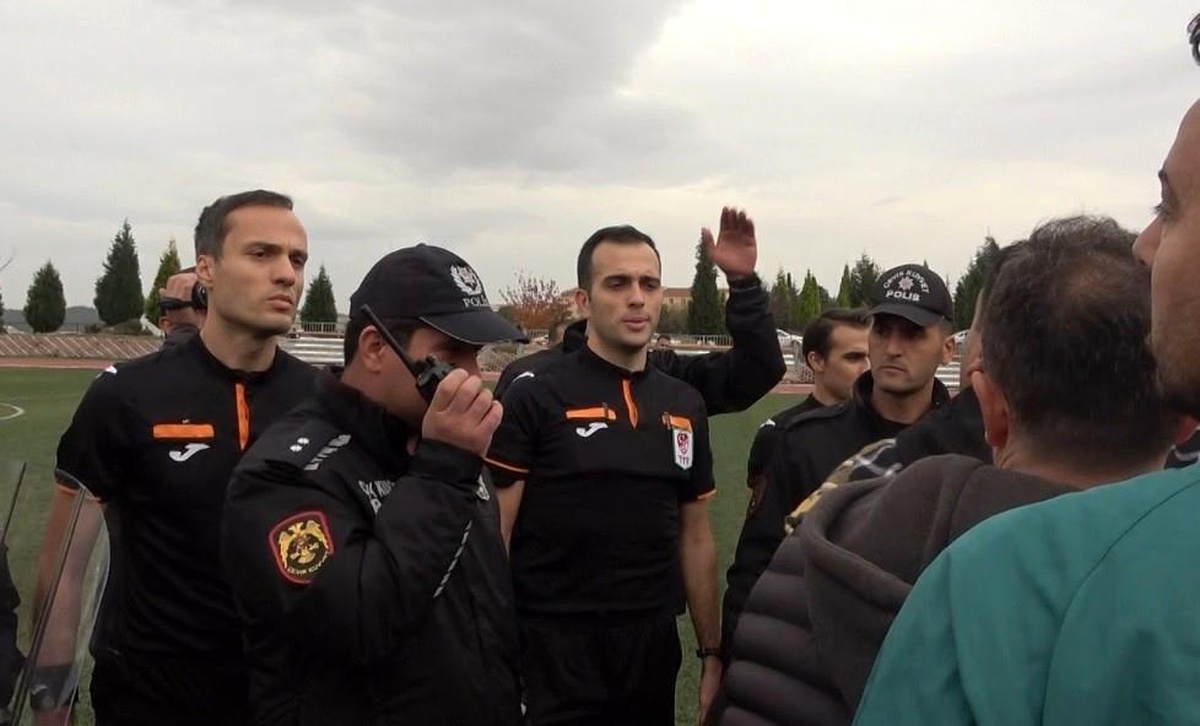 Bilecik 1969 Spor Kulübü\'nden hakemlere tepsi