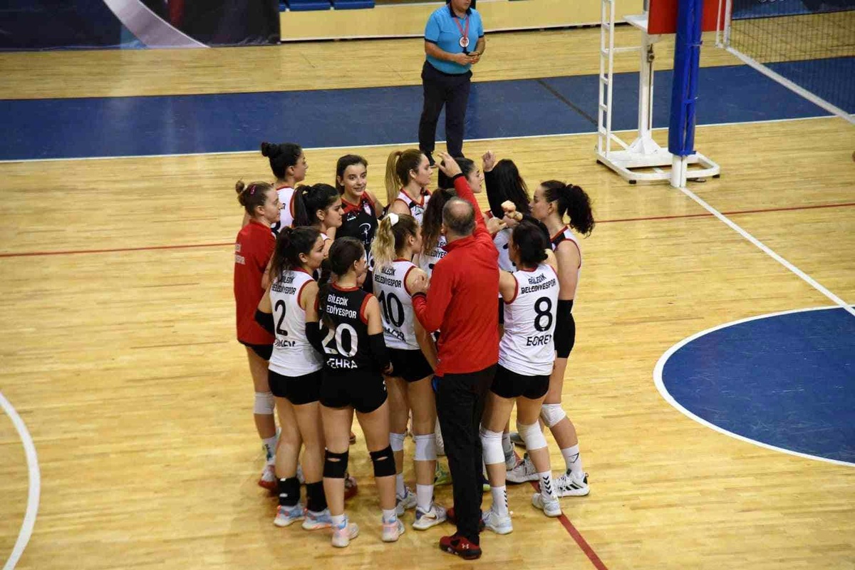 Bilecik Belediye Spor Kadın Voleybol Takımı 3: Tepebaşı Gençlik Spor: 1
