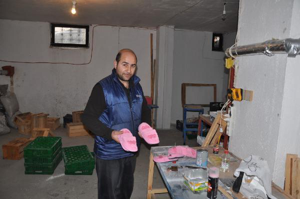 Çaldıkları 30 bin liralık malzemenin yerine 5 çift terlik bıraktılar