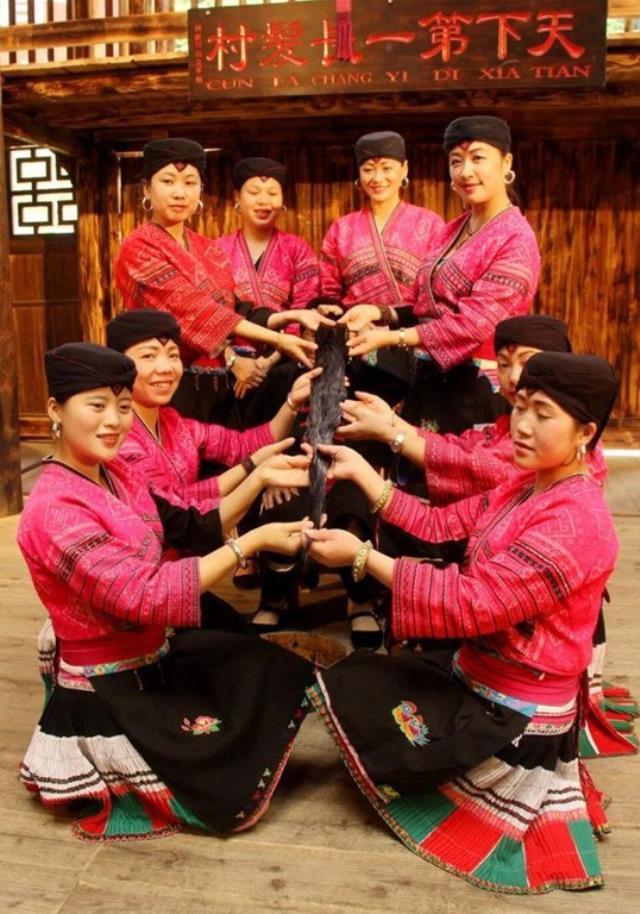 Çin'de saç uzunluğu 2.7 metre olan kadın internette viral oldu Çin'de saç uzunluğu 2.7 metre olan kadın internette viral oldu