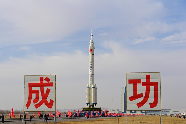 Çin, Shenzhou-15 İnsanlı Uzay Aracını Fırlatmak İçin Hazırlık Yapıyor