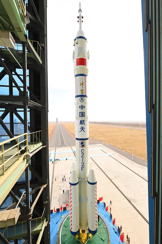 Çin, Shenzhou-15 İnsanlı Uzay Aracını Fırlatmak İçin Hazırlık Yapıyor