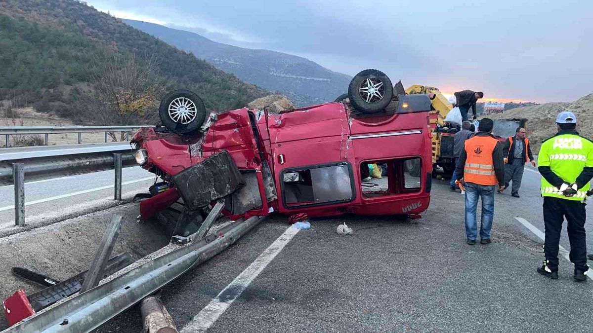 D100\'de bariyerlere çarpan minibüs takla attı: 2 yaralı
