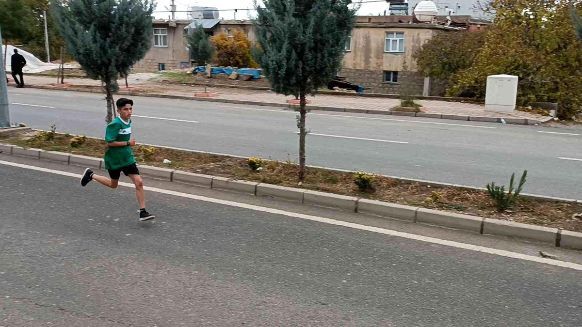 Dicle\'de okul sporları kros yarışmasında öğrenciler kıyasıya mücadele etti