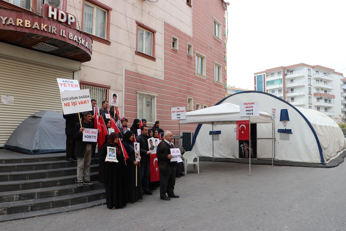 Diyarbakır annelerinin oturma eylemine bir aile daha katıldı