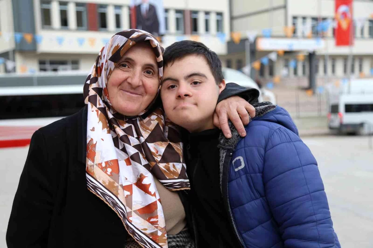 Down sendromlu Salih Çolak\'ın annesi Kevser Çolak oğlunun yaşadığı mutluluğu anlattı