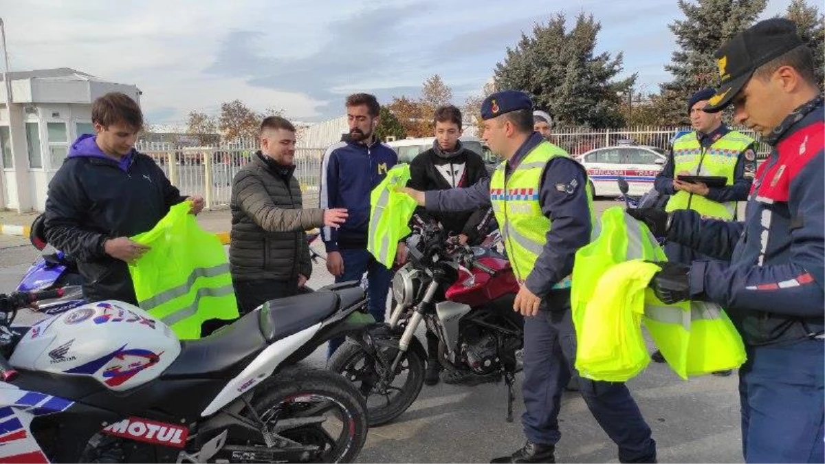 Edirne\'de jandarma ekipleri motosiklet sürücülerine reflektif yelek dağıttı