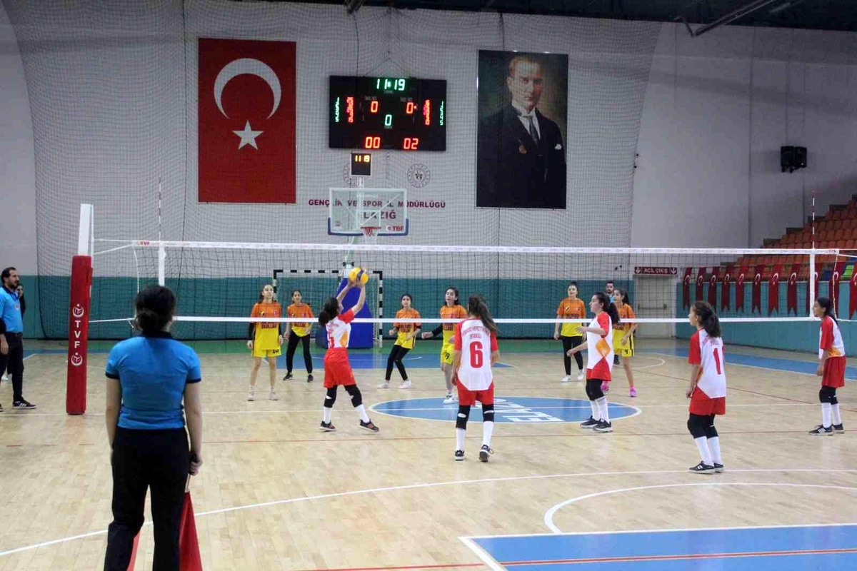 Elazığ\'da Okul Sporları Voleybol Müsabakaları başladı