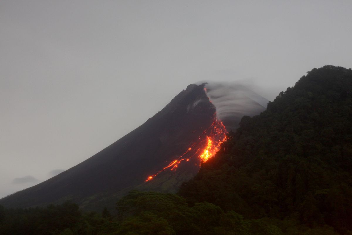 Endonezya\'da Merapi Yanardağı Tekrar Faaliyete Geçti
