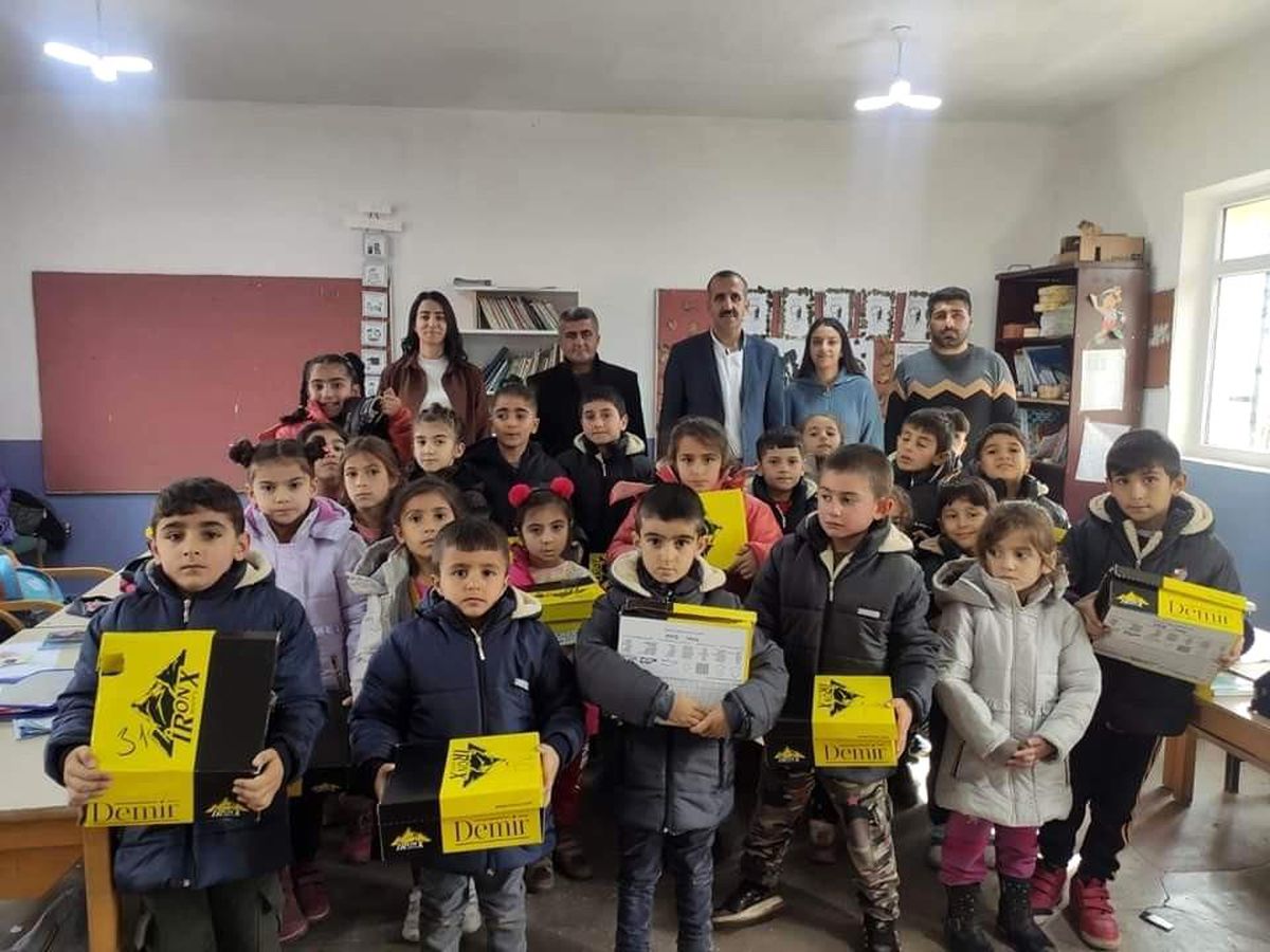 Hayırsever iş adamından öğrencilere giyecek yardımı