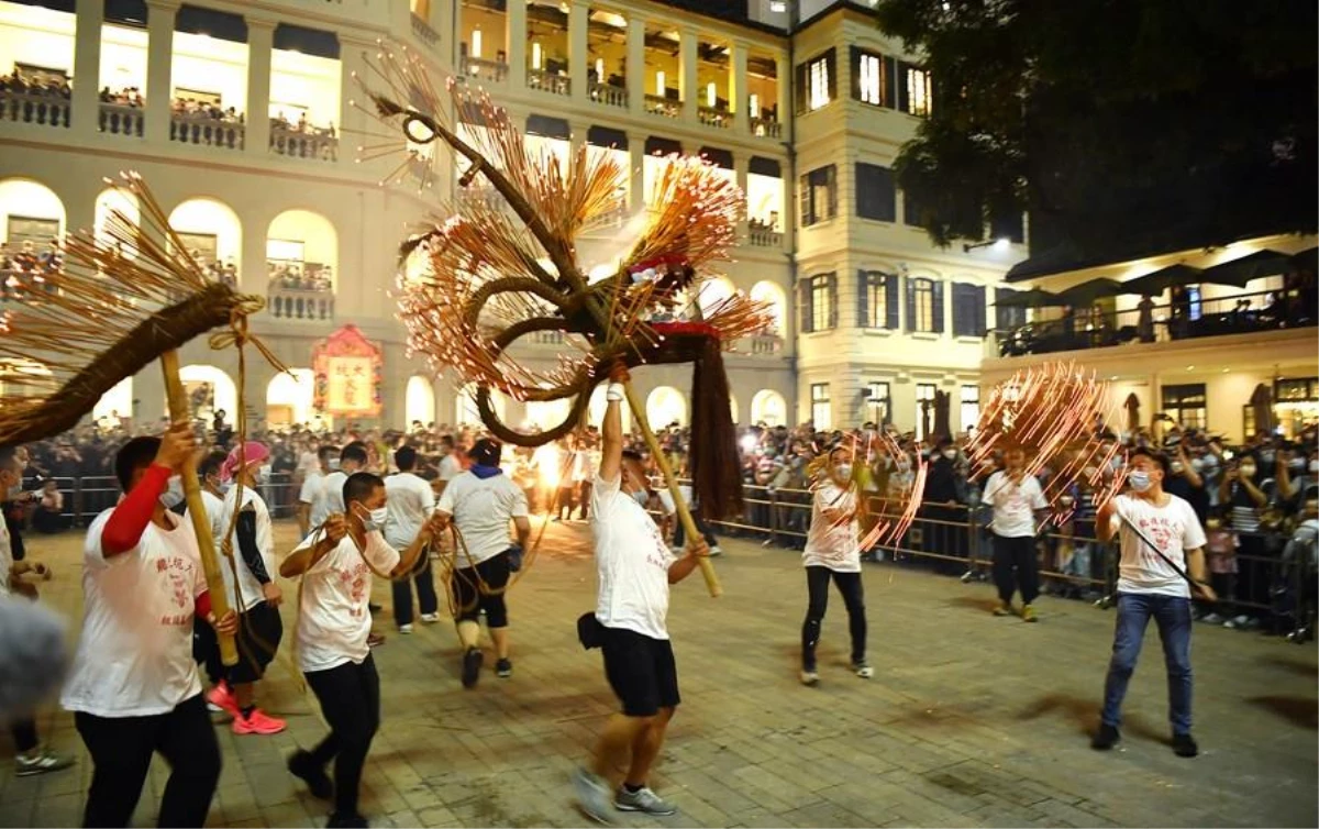 Hong Kong\'da Ateş Ejderhası Dansı Düzenlendi
