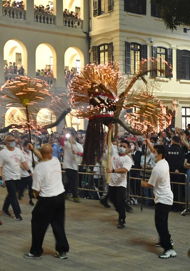 Hong Kong'da Ateş Ejderhası Dansı Düzenlendi