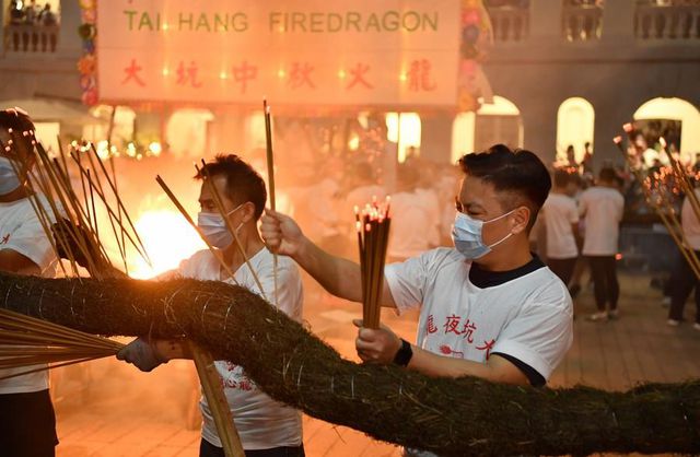 Hong Kong'da Ateş Ejderhası Dansı Düzenlendi Hong Kong'da Ateş Ejderhası Dansı Düzenlendi