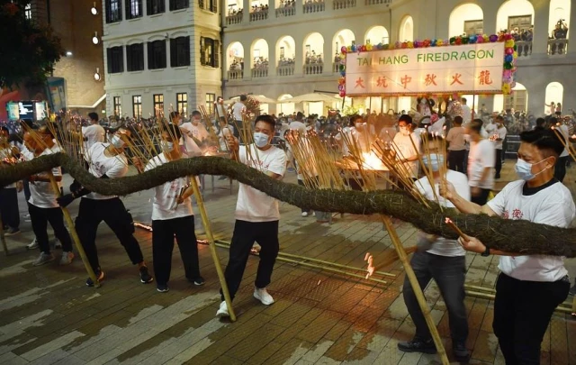 Hong Kong'da Ateş Ejderhası Dansı Düzenlendi