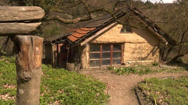 İnsanlara küsüp 32 yıl önce ormana kaçtı! Bu evden çıkan adamı ilk kez görenler şaşırıp kalıyor